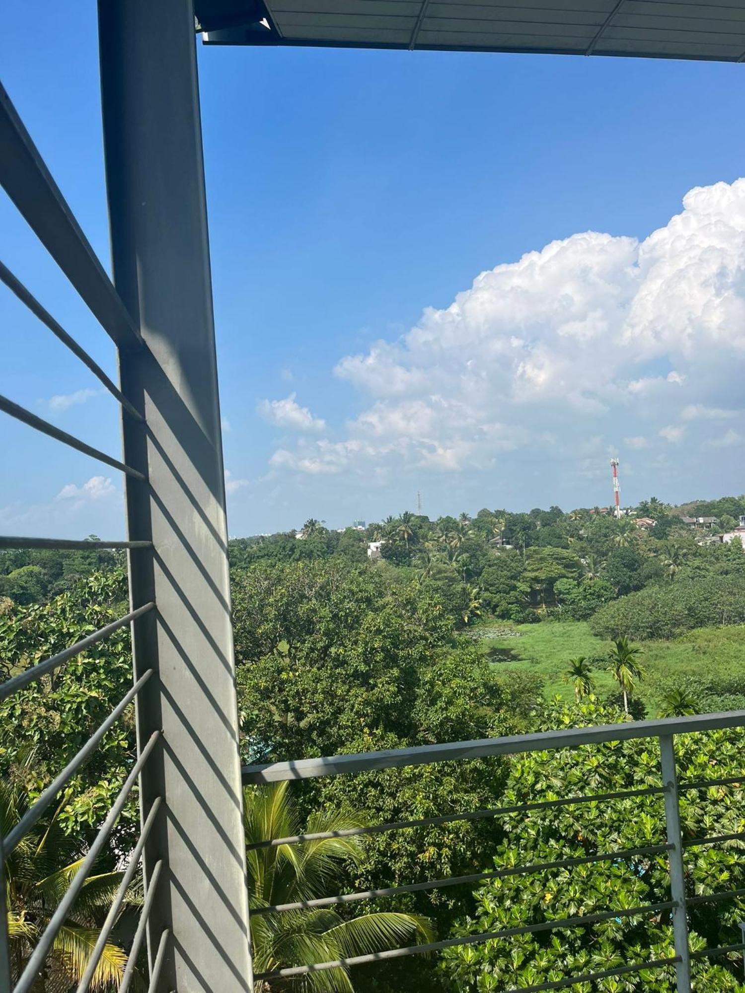 Thalangama Lakeview Lodge Battaramulla Esterno foto